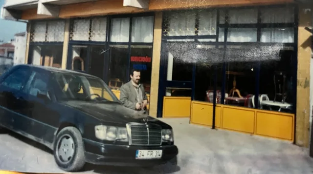 2007 arşivinden, eski mağazanın önünde bir araç ve bir kişi