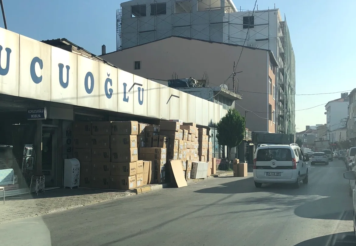 Korucuoğlu Mobilya’nın Ümraniye Elmalıkent’teki güncel mağaza cephesi ve Seyrantepe Caddesi